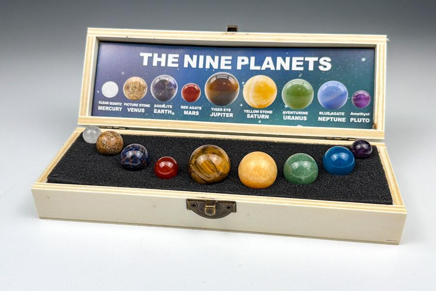 Sammlerbox mit Halbedelsteinen \Die 9 Planeten\